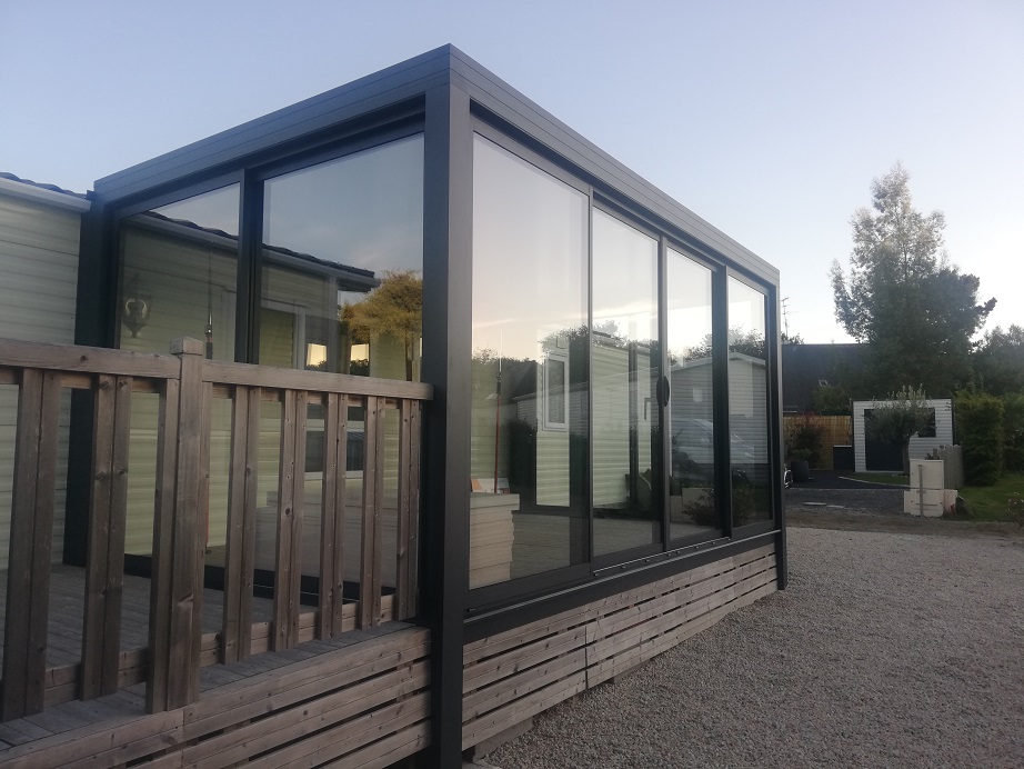 Transformez votre mobil-home avec une pergola ou une véranda : Un espace extérieur agrandi et confortable