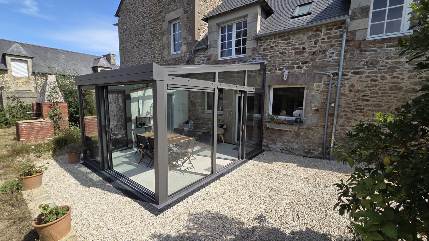 Jardin d’hiver aluminium à toit vitré dans les Côtes-d’Armor